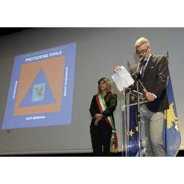 Paolo Panontin (Assessore regionale Protezione civile) interviene alla celebrazione del decennale dell'alluvione della Valcanale al Teatro Italia. (Pontebba 29/08/13)