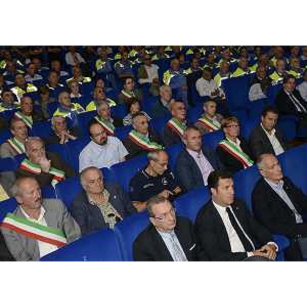 Sergio Bolzonello (Vicepresidente Regione FVG), Franco Iacop (Presidente Consiglio regionale) e Franco Gabrielli (Prefetto e capo Dipartimento Protezione civile nazionale) alla celebrazione del decennale dell'alluvione della Valcanale al Teatro Italia. (Pontebba 29/08/13)