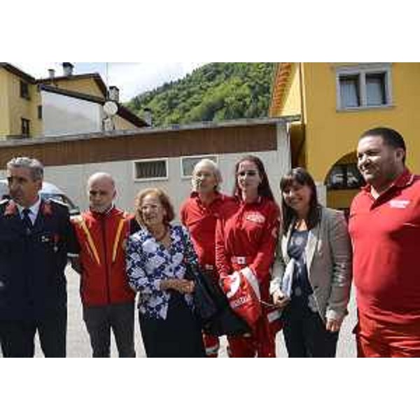 Francesca Adelaide Garufi (Commissario di Governo e prefetto di Trieste), Debora Serracchiani (Presidente Friuli Venezia Giulia) e volontari della CRI-Croce Rossa Italiana alla celebrazione del decennale dell'alluvione della Valcanale. (Pontebba 29/08/13)