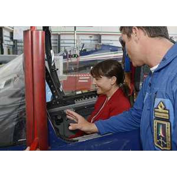 Debora Serracchiani (Presidente Friuli Venezia Giulia) e Jan Slangen (Comandante "Frecce Tricolori") alla Base aerea della PAN-Pattuglia Acrobatica Nazionale "Frecce Tricolori". (Rivolto 30/08/13)