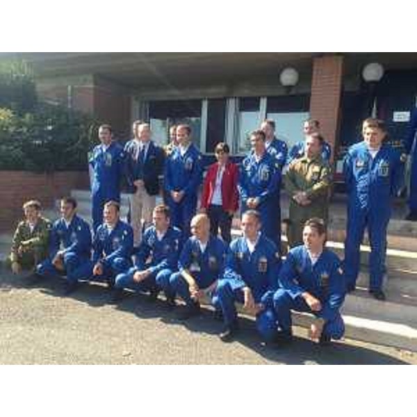 Debora Serracchiani (Presidente Friuli Venezia Giulia) e Sergio Bolzonello (Vicepresidente FVG) con uomini della PAN-Pattuglia Acrobatica Nazionale. (Rivolto 30/08/13)