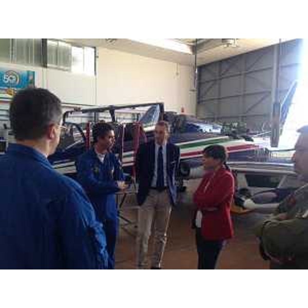 Jan Slangen (Comandante "Frecce Tricolori"), Sergio Bolzonello (Vicepresidente FVG) e Debora Serracchiani (Presidente Friuli Venezia Giulia) alla Base aerea della PAN-Pattuglia Acrobatica Nazionale "Frecce Tricolori". (Rivolto 30/08/13)