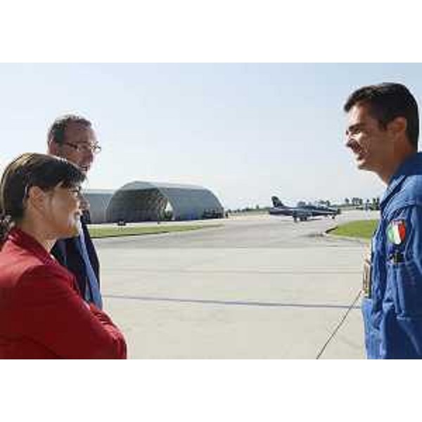 Debora Serracchiani (Presidente Friuli Venezia Giulia), Sergio Bolzonello (Vicepresidente FVG) e Jan Slangen (Comandante "Frecce Tricolori") alla Base aerea della PAN-Pattuglia Acrobatica Nazionale "Frecce Tricolori". (Rivolto 30/08/13)