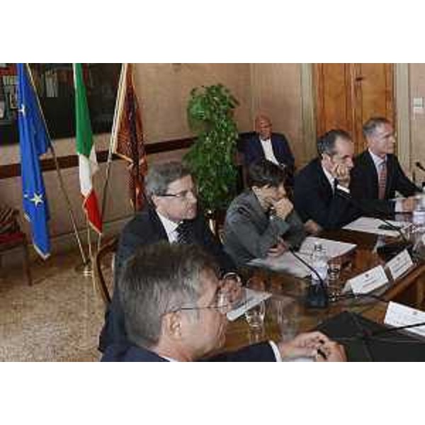 Francesco Peroni (Assessore regionale Finanze FVG), Edi Snaidero (Presidente Friulia S.p.A.), Debora Serracchiani (Presidente Friuli Venezia Giulia), Luca Zaia (Presidente Veneto) e Giorgio Grosso (Presidente Veneto Sviluppo S.p.A.) a Palazzo Balbi. (Venezia 03/09/13)