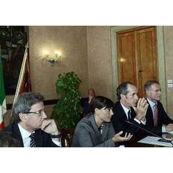 Edi Snaidero (Presidente Friulia S.p.A.), Debora Serracchiani (Presidente Friuli Venezia Giulia), Luca Zaia (Presidente Veneto) e Giorgio Grosso (Presidente Veneto Sviluppo S.p.A.) a Palazzo Balbi. (Venezia 03/09/13)
