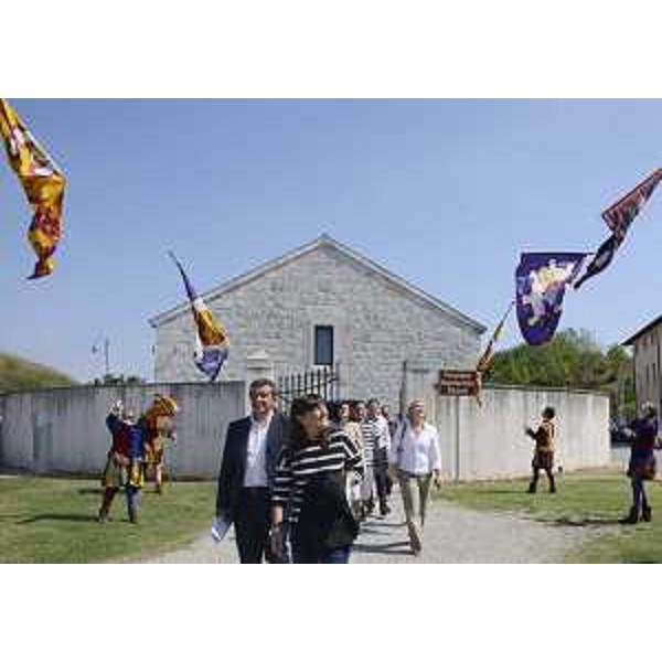 Francesco Martines (Sindaco Palmanova) e Debora Serracchiani (Presidente Friuli Venezia Giulia) al Campo militare secentesco della XXXVII Rievocazione storica. (Palmanova 06/09/13)