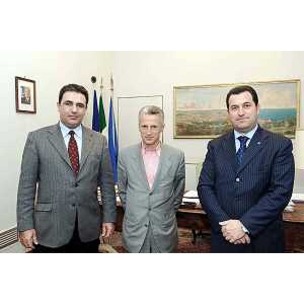 Riccardo Illy (Presidente Regione Friuli Venezia Giulia) con Franco Iacop (Assessore regionale per le relazioni internazionali, comunitarie e autonomie locali) e Emil Zulfgar Karimov (Ambasciatore della Repubblica dell'Azerbaijan in Italia) ritratti in occasione del loro incontro. (Trieste 02/05/07)