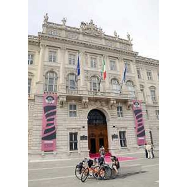 Il Palazzo sede della Regione FVG, in piazza Unità, addobbato per la presentazione delle tappe in Friuli Venezia Giulia del Giro d'Italia 2014. (Trieste 13/09/13)