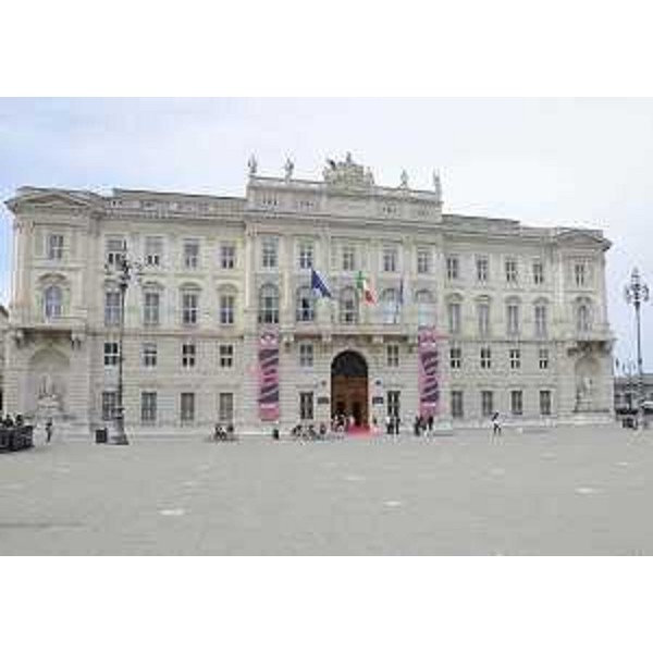 Il Palazzo sede della Regione FVG, in piazza Unità, addobbato per la presentazione delle tappe in Friuli Venezia Giulia del Giro d'Italia 2014. (Trieste 13/09/13)