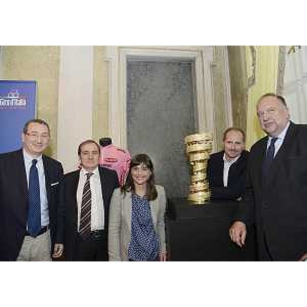 Sergio Bolzonello (Vicepresidente FVG e assessore regionale Attività produttive), Mauro Vegni (Direttore operativo Giro d'Italia), Debora Serracchiani (Presidente Friuli Venezia Giulia), Michele Acquarone (Direttore generale RCS Sport) e Roberto Cosolini (Sindaco Trieste), nella sede Regione FVG. (Trieste 13/09/13)