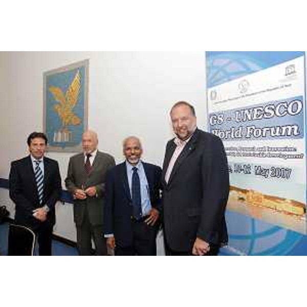 Roberto Cosolini (Assessore regionale al lavoro, formazione, università e ricerca) con Katepalli Sreenivasan (Direttore del Centro internazionale di Fisica Teorica/ICTP di Trieste), Claudio Tuniz (Vice Direttore dell'ICTP) e Maurizio Bucci (Assessore comunale alla Pianificazione Territoriale e Turismo) in occasione della presentazione del World Forum G8-UNESCO. (Trieste 03/05/07)