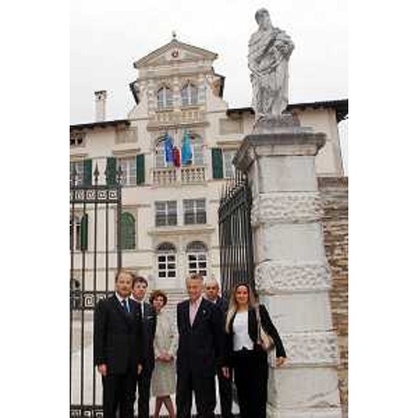 Riccardo Illy (Presidente Regione Friuli Venezia Giulia) con gli amministratori di San Quirino in occasione della Seduta della Giunta Regionale tenutasi nella stessa località. (San Quirino 04/05/07)