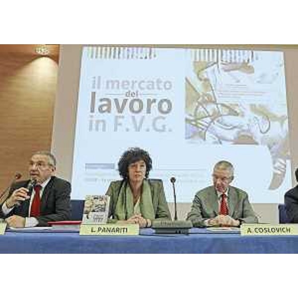 Loredana Panariti (Assessore regionale Lavoro, Formazione, Istruzione, Pari Opportunità, Politiche giovanili e Ricerca), tra Ruggero Cortellino (Direttore regionale Lavoro, Formazione, Istruzione, Pari Opportunità, Politiche giovanili e Ricerca) e Adriano Coslovich (Direttore servizio regionale Osservatorio Mercato Lavoro), alla presentazione de "Il Mercato del Lavoro in FVG - 2013". (Udine 18/09/13)
