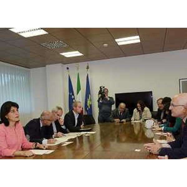 Mariagrazia Santoro (Assessore Infrastrutture, Mobilità, Pianificazione territoriale, Lavori pubblici, Università) incontra Franz Pacher (Presidente CCIAA Carinzia / WKO-Wirtschaftskammer Kärnten) e la delegazione carinziana. (Udine 18/09/13)