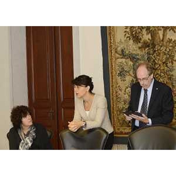 Gli assessori regionali Loredana Panariti (Lavoro, Formazione, Istruzione, Pari Opportunità, Politiche giovanili e Ricerca), Mariagrazia Santoro (Infrastrutture, Mobilità, Pianificazione territoriale, Lavori pubblici, Università) e Gianni Torrenti (Cultura, Sport e Solidarietà) durante la riunione di Giunta. (Trieste 19/09/13)