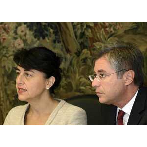 Gli assessori regionali Mariagrazia Santoro (Infrastrutture, Mobilità, Pianificazione territoriale, Lavori pubblici, Università) e Francesco Peroni (Finanze, Patrimonio, Coordinamento e Programmazione politiche economiche e comunitarie) durante la riunione di Giunta. (Trieste 19/09/13)
