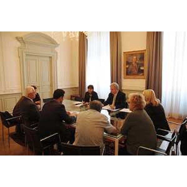 Debora Serracchiani (Presidente Friuli Venezia Giulia) e Matteo Cernigoi (Segretario generale UGL FVG e commissario UTL Trieste) siglano il "Protocollo sulla politica regionale della concertazione", nella sede della Regione FVG. (Trieste 23/09/13)
