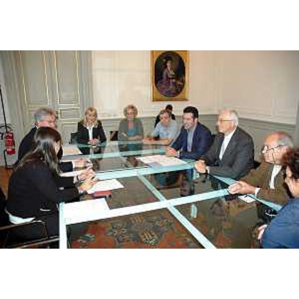 Debora Serracchiani (Presidente Friuli Venezia Giulia) e Matteo Cernigoi (Segretario generale UGL FVG e commissario UTL Trieste) siglano il "Protocollo sulla politica regionale della concertazione", nella sede della Regione FVG. (Trieste 23/09/13)