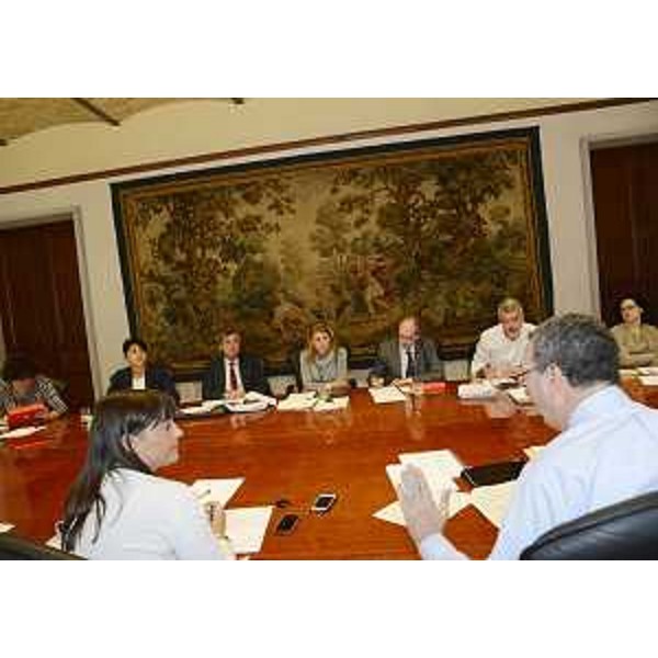 Debora Serracchiani (Presidente Friuli Venezia Giulia), Sergio Bolzonello (Vicepresidente FVG e assessore regionale Attività produttive, Commercio, cooperazione, Risorse agricole e forestali) e assessori regionali durante la riunione di Giunta. (Trieste 23/09/13)