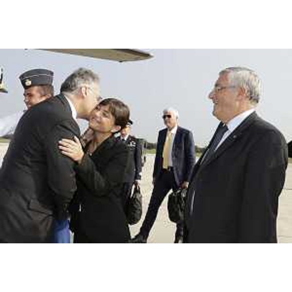 Mario Mauro (Ministro Difesa) saluta Debora Serracchiani (Presidente Friuli Venezia Giulia), accompagnata da Ivo Salemme (Prefetto Udine). [Aerobase di Rivolto (Codroipo) 24/09/13]