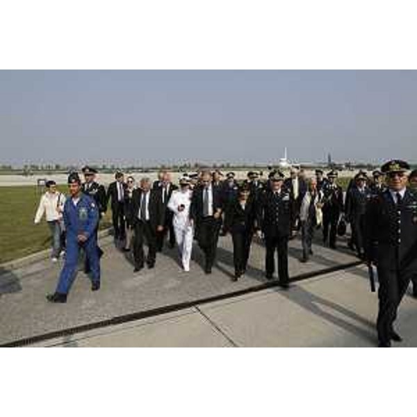 Mario Mauro (Ministro Difesa), Debora Serracchiani (Presidente Friuli Venezia Giulia) e lo Stato Maggiore dell'Aeronautica. [Aerobase di Rivolto (Codroipo) 24/09/13]