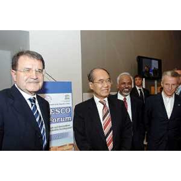 Riccardo Illy (Presidente Regione Friuli Venezia Giulia) con Romano Prodi (Presidente del Consiglio), Koichiro Matsuura (Direttore Generale dell'Unesco) e Katepalli Srneenivasan (Direttore del Centro Internazionale di Fisica Teorica di Trieste) alla cerimonia di apertura del Forum mondiale G8-Unesco. (Trieste 10/05/07)