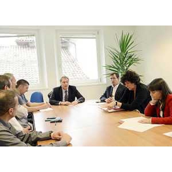 Riunione tra Debora Serracchiani (Presidente Friuli Venezia Giulia), Loredana Panariti (Assessore reginale Lavoro), Matteo Rossini (Amministratore unico Weissenfels) e rappresentanti dei lavoratori della Weissenfels di Fusine. (Tolmezzo 27/09/13)