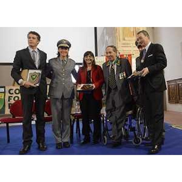 Stefano Balloch (Sindaco Cividale), Gabriella Paruzzi (Gruppo Sportivo CFS-Corpo Forestale Stato), Debora Serracchiani (Presidente Friuli Venezia Giulia), Giovanni De Santis (Presidente ANFOR-Associazione Nazionale Forestali) e Sergio Bolzonello (Vicepresidente FVG e assessore regionale Risorse forestali) al 69° Raduno nazionale dei Forestali. (Cividale del Friuli 29/09/13)
