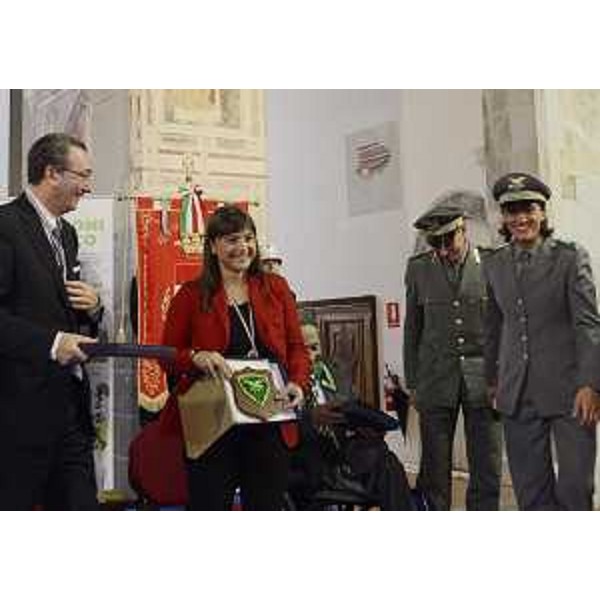 Sergio Bolzonello (Vicepresidente FVG e assessore regionale Risorse forestali), Debora Serracchiani (Presidente Friuli Venezia Giulia) e Gabriella Paruzzi (Gruppo Sportivo CFS-Corpo Forestale Stato) al 69° Raduno nazionale dei Forestali. (Cividale del Friuli 29/09/13)