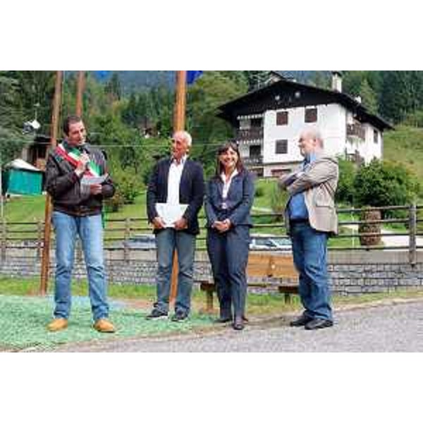 Debora Serracchiani (Presidente Friuli Venezia Giulia) alla consegna della "Bandiera Verde 2013" di Legambiente all'Azienda Legnolandia. (Forni di Sopra 28/09/13)