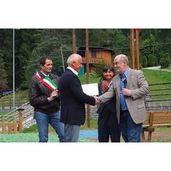 Debora Serracchiani (Presidente Friuli Venezia Giulia) alla consegna della "Bandiera Verde 2013" di Legambiente all'Azienda Legnolandia. (Forni di Sopra 28/09/13)