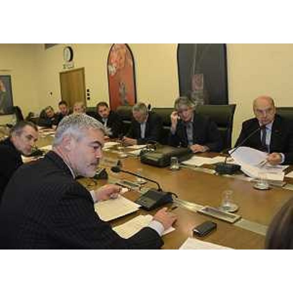 Paolo Panontin (Assessore regionale Funzione pubblica, Autonomie locali, Coordinamento Riforme, Protezione civile) in I Commissione consiliare riunita per l'approvazione del ddl che chiarisce ai Comuni la gestione delle partite di compensazione dei maggiori e minori gettiti IMU e TARES. (Trieste 30/09/13)