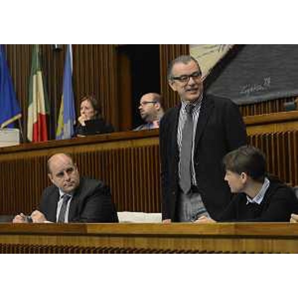 I consiglieri regionali Vittorino Boem (Presidente IV Commissione) e Renzo Liva (Presidente I Commissione) e Debora Serracchiani (Presidente Friuli Venezia Giulia) nell'Aula del Consiglio regionale. (Trieste 30/09/13)