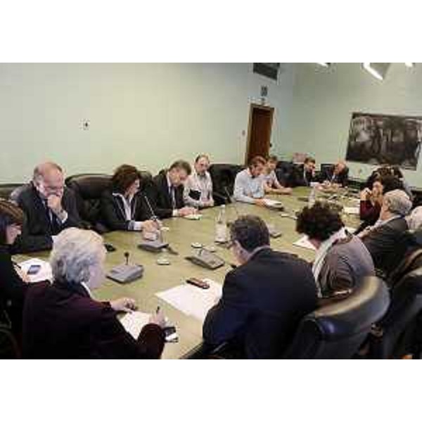 Debora Serracchiani (Presidente Friuli Venezia Giulia) al Tavolo di confronto sulla crisi della Jindal Sertubi con le OO.SS. territoriali, la rappresentanza sindacale aziendale, Roberto Cosolini (Sindaco Trieste) e Maria Teresa Bassa Poropat (Presidente Provincia Trieste). (Trieste 01/10/13)