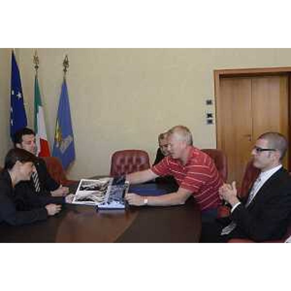 Debora Serracchiani (Presidente Friuli Venezia Giulia) e Franco Iacop (Presidente Consiglio regionale) con gli amministratori dei Comuni di Erto e Casso (PN) e Vajont (PN), in Consiglio regionale. (Trieste 02/10/13)