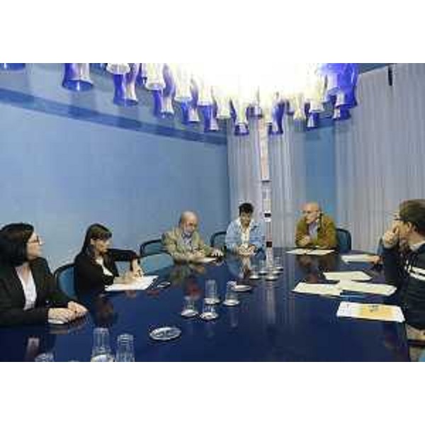 Debora Serracchiani (Presidente Friuli Venezia Giulia), affiancata da Sara Vito (Assessore regionale Ambiente ed Energia), con rappresentanti delle Associazioni AIAB-FVG, Legambiente e WWF, in Consiglio regionale. (Trieste 02/10/13)