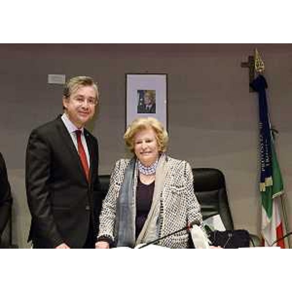 Francesco Peroni (Assessore regionale Finanze e Coordinamento e Programmazione Politiche economiche e comunitarie) con Etta Carignani Melzi (Imprenditrice), alla quale è stato consegnato il Sigillo della Provincia di Trieste. (Trieste 03/10/13)