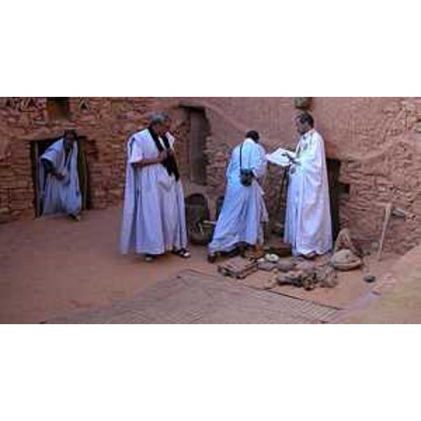 La visita di funzionari del Ministero degli Affari Esteri e della Regione Friuli Venezia Giulia ad una biblioteca della "ville ancienne" di Chinguetti (Mauritania), assistiti dalle autorità locali.