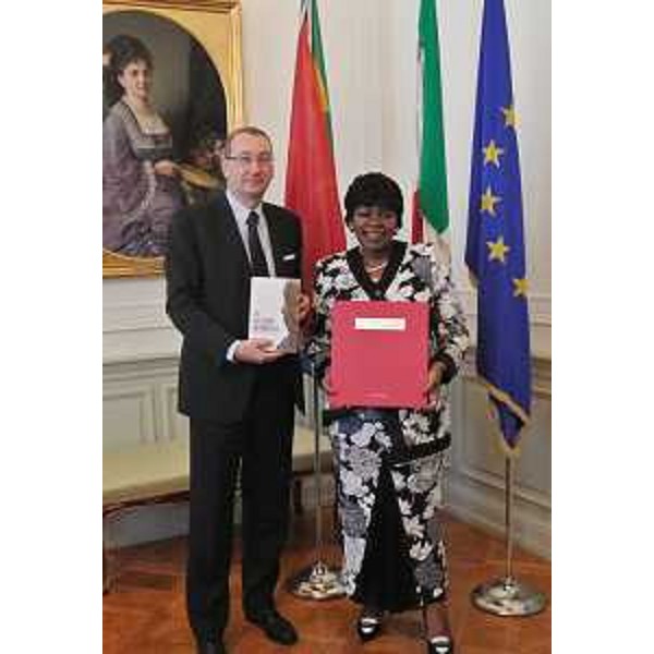 Sergio Bolzonello (Vicepresidente FVG e assessore regionale Attività produttive) e Nomatemba Tambo (Ambasciatore Repubblica Sud Africa in Italia) nella sede della Regione. (Trieste 03/10/13)