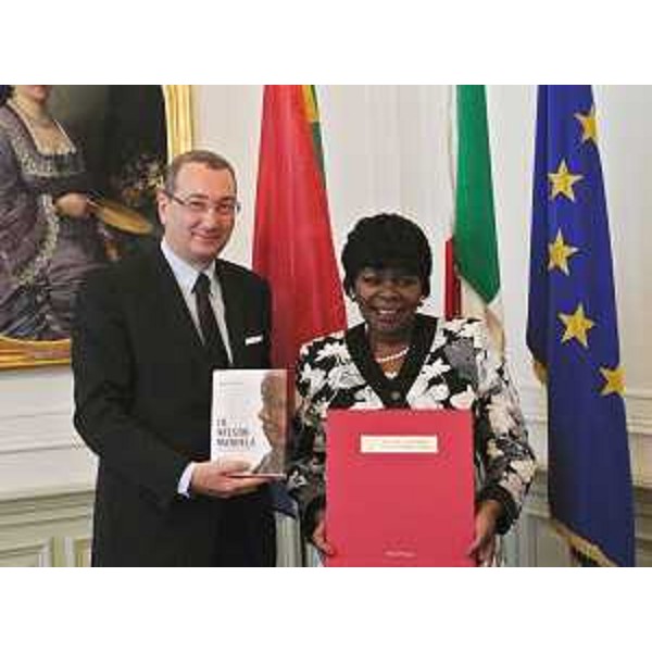 Sergio Bolzonello (Vicepresidente FVG e assessore regionale Attività produttive) e Nomatemba Tambo (Ambasciatore Repubblica Sud Africa in Italia) nella sede della Regione. (Trieste 03/10/13)