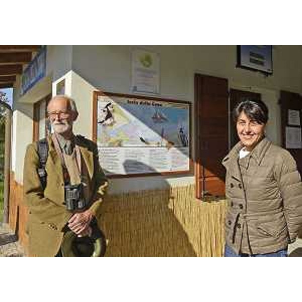 Fabio Perco (Coordinatore scientifico Isola della Cona) accompagna Mariagrazia Santoro (Assessore regionale Pianificazione territoriale) in visita all'Isola della Cona nella Riserva naturale della Foce dell'Isonzo. (03/10/13)