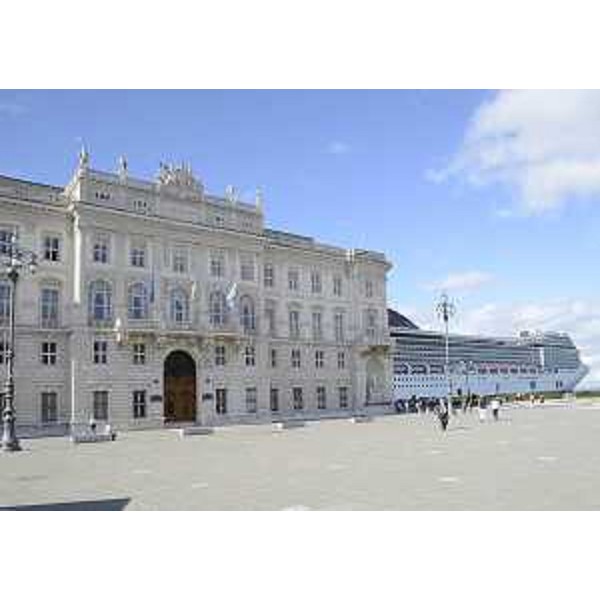 Palazzo della Regione Friuli Venezia Giulia, sede della Giunta regionale, in Piazza Unità d'Italia a Trieste, con nave attraccata alla Stazione Marittima (2013)