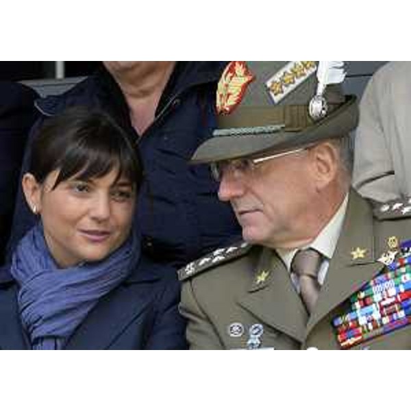 Debora Serracchiani (Presidente Friuli Venezia Giulia) e Claudio Graziano (Generale, capo di Stato maggiore Esercito) alla cerimonia per il ritorno della Brigata Julia dall'Afghanistan. (Udine 04/10/13)