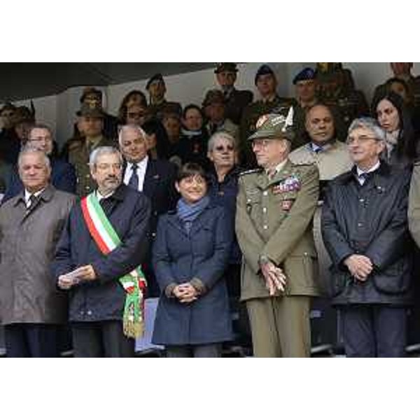 Furio Honsell (Sindaco Udine), Debora Serracchiani (Presidente Friuli Venezia Giulia), Claudio Graziano (Generale, capo di Stato maggiore Esercito) e Carlo Pegorer (Senatore) alla cerimonia per il ritorno della Brigata Julia dall'Afghanistan. (Udine 04/10/13)