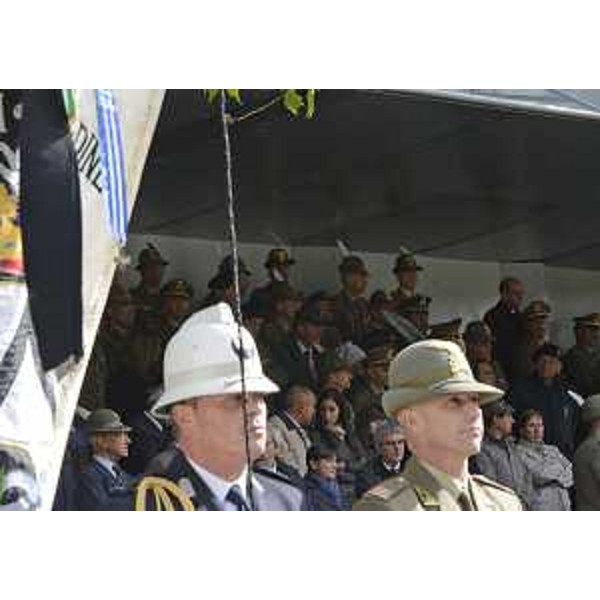 Cerimonia per il ritorno della Brigata Julia dall'Afghanistan, con il gonfalone della città di Udine listato a lutto per i migranti morti a Lampedusa. (Udine 04/10/13)