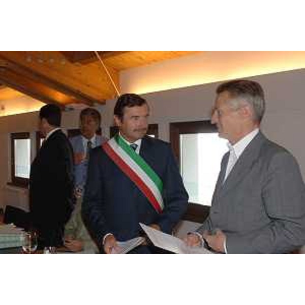 Riccardo Illy (Presidente Regione Friuli Venezia Giulia) con Dreosso Carletto (Sindaco di Moruzzo) ritratti in occasione della Seduta della Giunta a Moruzzo. (Moruzzo 11/05/07)