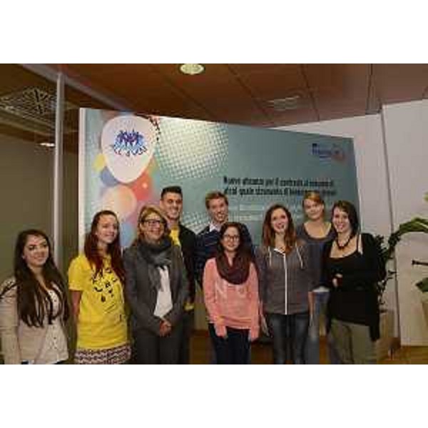 Maria Sandra Telesca (Assessore regionale Salute, Politiche sociali e Famiglia) con giovani che partecipano al Progetto Interreg IV Italia/Austria "All 4 You - Nuove alleanze per il contrasto al consumo di alcol quale strumento di benessere dei giovani". (Udine 07/10/13)
