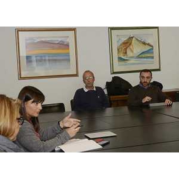 Debora Serracchiani (Presidente Friuli Venezia Giulia) e Maria Sandra Telesca (Assessore regionale Salute e Politiche sociali) con i vertici provinciali della Caritas. (Udine 07/10/13)