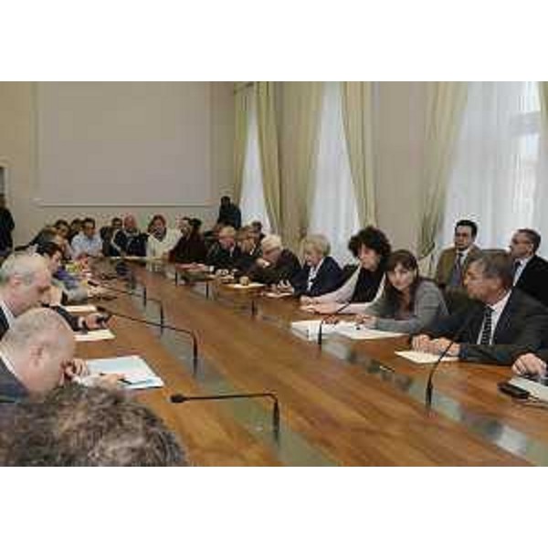Maria Teresa Bassa Poropat (Presidente Provincia Trieste), Loredana Panariti (Assessore regionale Lavoro), Debora Serracchiani (Presidente Friuli Venezia Giulia) e Francesco Peroni (Assessore regionale Finanze) al Tavolo sulla Ferriera di Servola (TS). (Trieste 07/10/13)