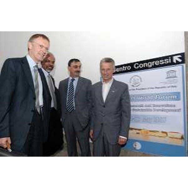 Riccardo Illy (Presidente Regione Friuli Venezia Giulia) con Fabio Mussi (Ministro Universita' e Ricerca), Katepalli Srneenivasan (Direttore del Centro Internazionale di Fisica Teorica di Trieste) e Janez Potocnik (Commissario Europeo) ritratti in occasione del Forum G8-Unesco. (Trieste 10/05/07)